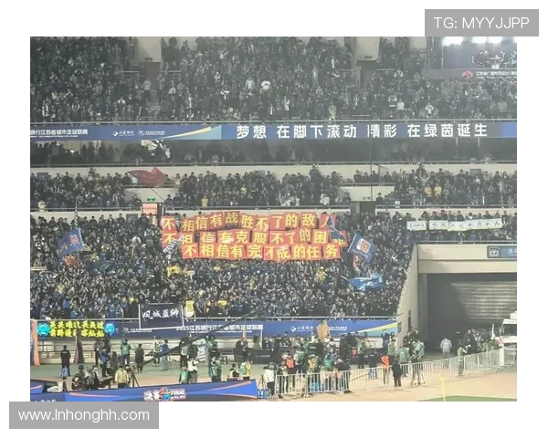 泰州市领导亲临更衣室祝贺泰州以苏超冠军排面加冕荣耀时刻瞬间绽